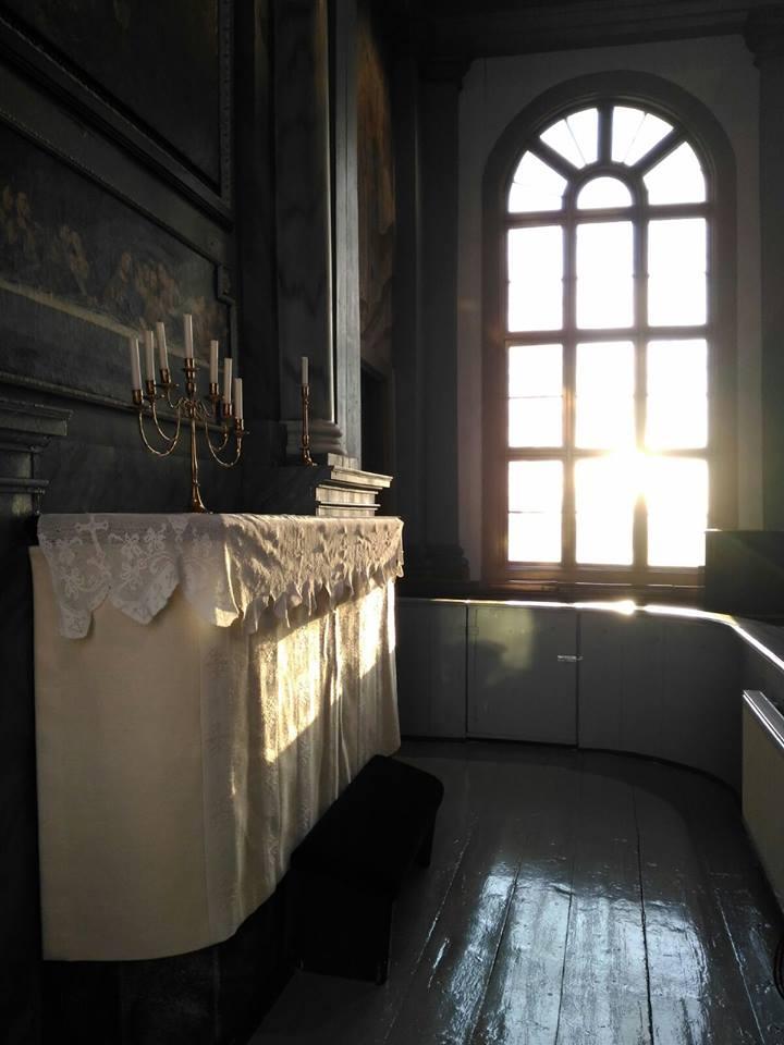 Solen lyser på altaret i Larsmo kyrka