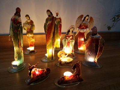 Julkrubba med figurer i glas