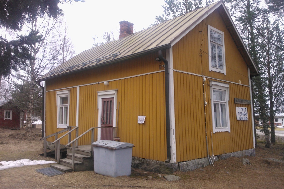 Missionsstugan i Holm Missionsstugan i Holm utifrån sett