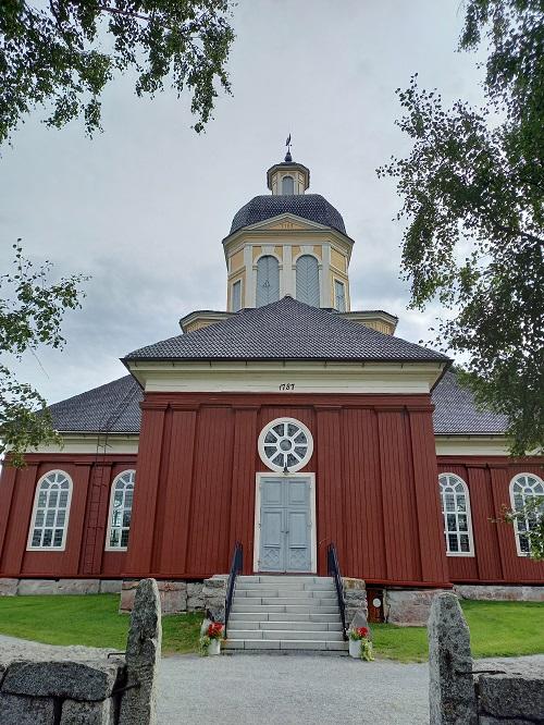 Larsmo kyrka utifrån sett