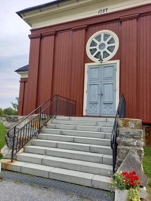 Trappa upp till Larsmo kyrka.