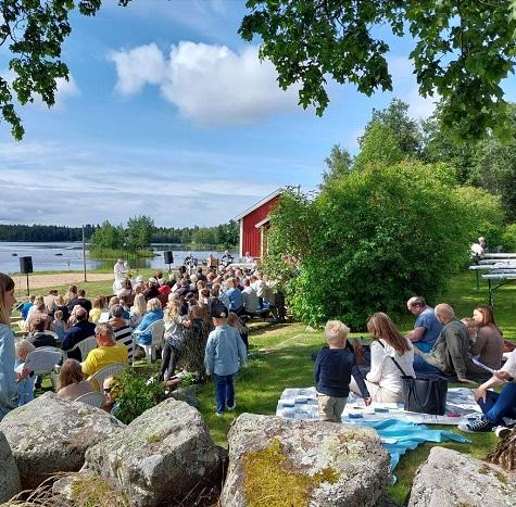 Människor som samlas på plättkarneval nere vid prästgårdsstranden